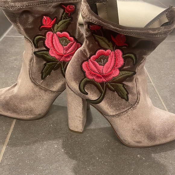 steve madden Edition velvet pink rose embroidered zipper chunky heeled booties - Picture 13 of 15